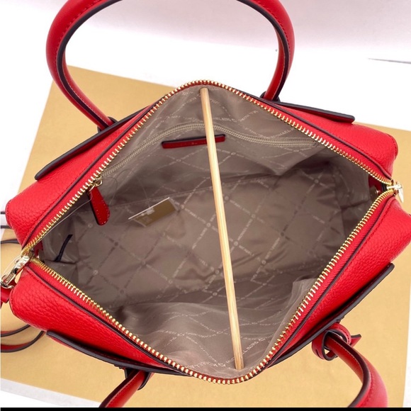 Michael Kors Mercer Medium Belted
Satchel Crossbody and Wallet Set - Picture 10 of 14